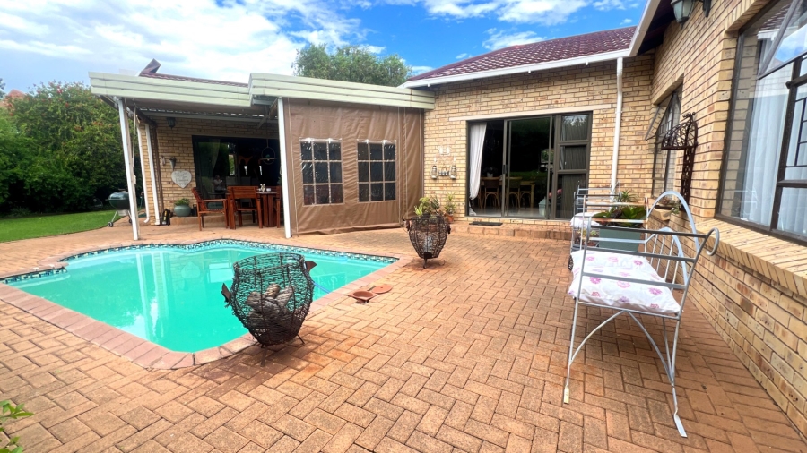 4 Bedroom Property for Sale in Langenhovenpark Free State